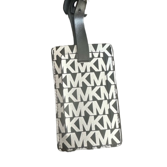 💥New- Michael Kors Luggage Tag (Today Only) - Picture 2 of 6